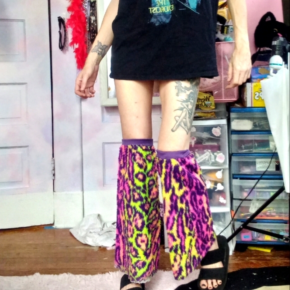 Hot Topic Accessories - 90s emo girl mall-goth fuzzy neon leopard print flared leg warmers